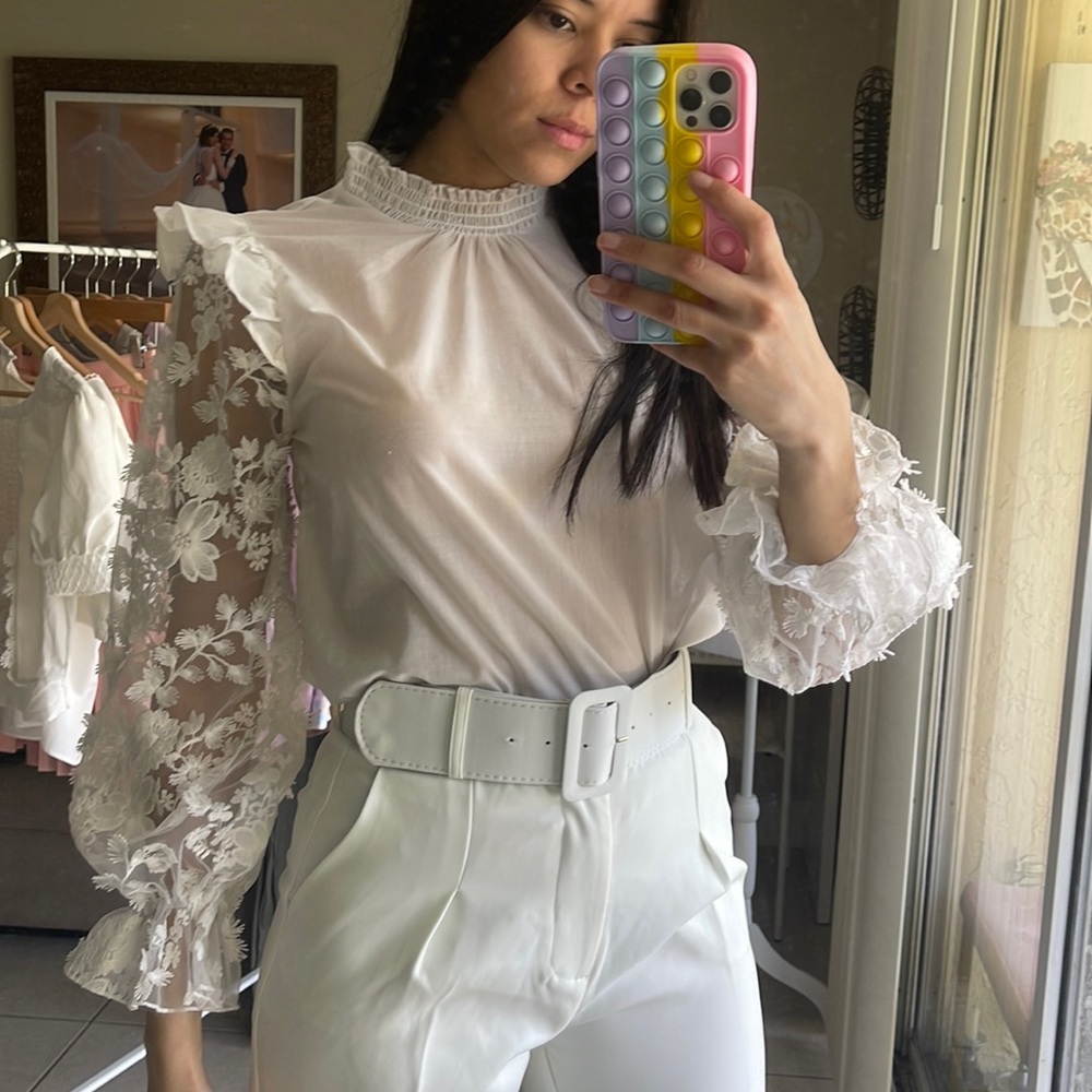 Blusa elegante manga larga para dama con encaje en las mangas